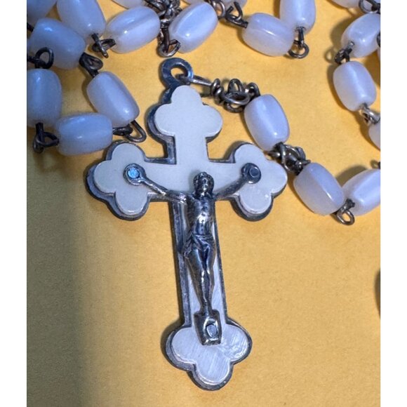 Vintage White Beaded Rosary With Crucifix & Virgin Mary Medallion Religion - Picture 2 of 7